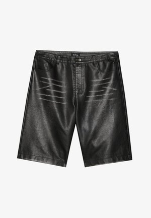 Czarne szorty z syntetycznej skóry o gładkiej teksturze, pięcioma kieszeniami i subtelnymi paskami na przodzie. Klasyczny, prosty krój.