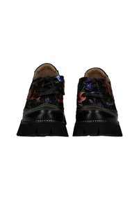 Zwarte leren schoenen met een levendig bloemenpatroon, dikke zwarte zool, ronde neus en zwarte veters. Voorzien van kleurrijke stiksels.