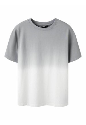 T-shirt à dégradé gris et blanc avec des manches courtes, col rond, fabriqué en tissu doux, doté d'une texture lisse et d'un design minimal.