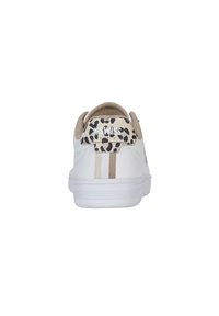 Sneaker blanc avec un talon en imprimé léopard marron texturé et des accents beiges. Présente deux bandes verticales le long du talon.