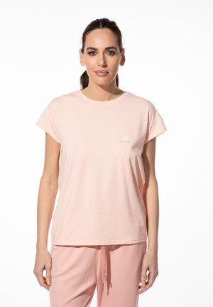 Lichtroze katoenen T-shirt met korte mouwen, ronde hals en een klein geborduurd logo op de voorkant. Zachte textuur en een ontspannen pasvorm.