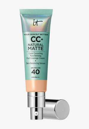 Tube met it Cosmetics CC+ Natural Matte kleurcorrigerende, poriën verfijnende crème met SPF 40 en huidbalancerend serum, zilveren pompdispenser.