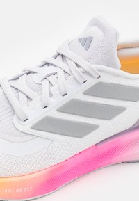 adidas Performance PUREBOOST 5 - Chaussures de running sur route - footwear white/silver metalliv/spark