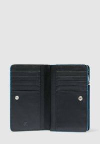 Interno di portafoglio in pelle nera con molteplici scomparti per carte, chiusura a scatto e accenti blu lungo i bordi. Texture liscia, design minimalista.