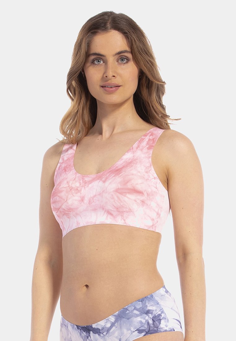 Rosa tie-dye sport-bh med breda axelband och rundad halsringning, gjord av stretchigt material. Matchas med blå tie-dye underdelar.
