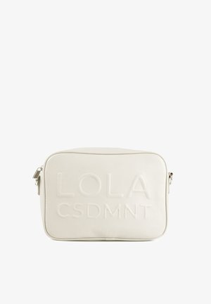 Witte leren schoudertas met verhoogde tekst "LOLA CSDMNT." Rechthoekige vorm, gladde textuur en zilveren hardware accenten.