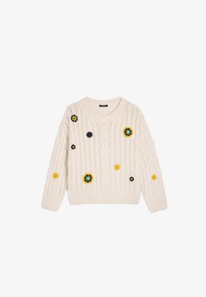 Kremowy sweter w splot wzoru warkoczowym z kolorowym haftem kwiatowym w żółtym, zielonym i czarnym kolorze na przodzie. Okrągły dekolt i ściągacze na mankietach.