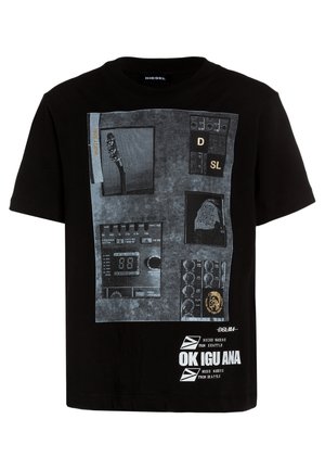 Czarny t-shirt Diesel z nadrukowanym nadrukiem przedstawiającym gitarę, sprzęt audio oraz biały tekst "OKIGUANA Noise Makers from Seattle".