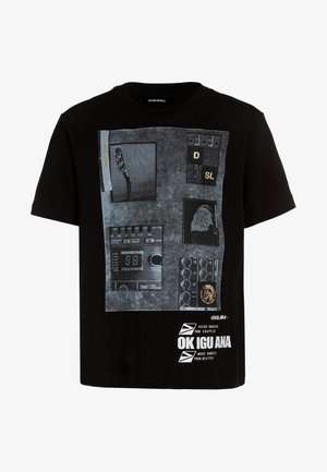 Czarny t-shirt Diesel z nadrukowanym nadrukiem przedstawiającym gitarę, sprzęt audio oraz biały tekst "OKIGUANA Noise Makers from Seattle".