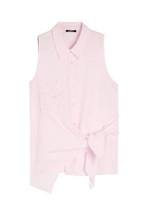 Jasnoróżowa bezrękawnikowa koszula z kołnierzykiem, zapinana na guziki z przodu, z detalem w postaci węzła w pasie. Posiada teksturowaną kieszonkę w kwiatowy wzór.