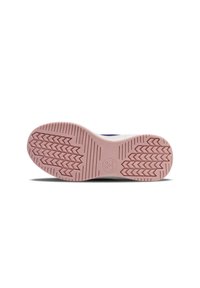 Sneakersohle aus blassrosa Gummi mit einem Fischgrätprofil und Logodetail, mit glatter Oberfläche und abgerundeten Kanten.