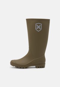 Bota de chuva de borracha em verde olivo com acabamento texturizado, cano alto e sola resistente. Apresenta um logotipo de escudo em cinza claro na frente.