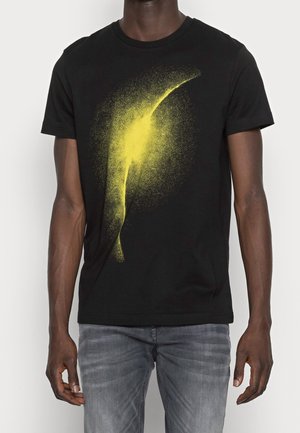 Czarny bawełniany T-shirt z żółtym wzorem w stylu spray paint na przodzie. Krótkie rękawy i okrągły dekolt. Standardowy krój.
