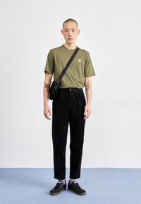 adidas Originals TREFOIL ESSENTIALS - Triko s potiskem - olive strata