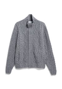 Grau gestrickte Strickjacke mit hohem Kragen, die ein strukturiertes Zopfmuster, gerippte Bündchen und einen gerippten Saum aufweist. Reißverschluss vorne.