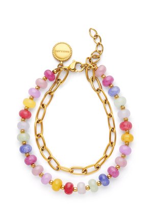 Pulsera de cadena de oro con cuentas redondas coloridas en rosa, púrpura, amarillo, rojo, verde y azul, con una etiqueta redonda dorada y cierre de langosta.