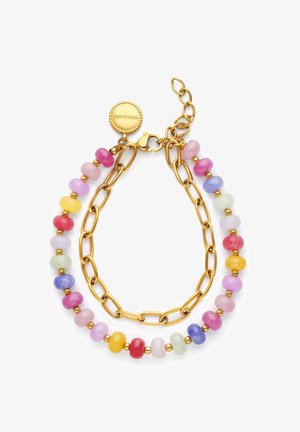 Pulsera de cadena de oro con cuentas redondas coloridas en rosa, púrpura, amarillo, rojo, verde y azul, con una etiqueta redonda dorada y cierre de langosta.