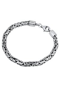 Bracciale a catena in argento con design intrecciato, chiusura a moschettone e marchio KUZOI sulla chiusura. Finitura in metallo liscia e lucida.