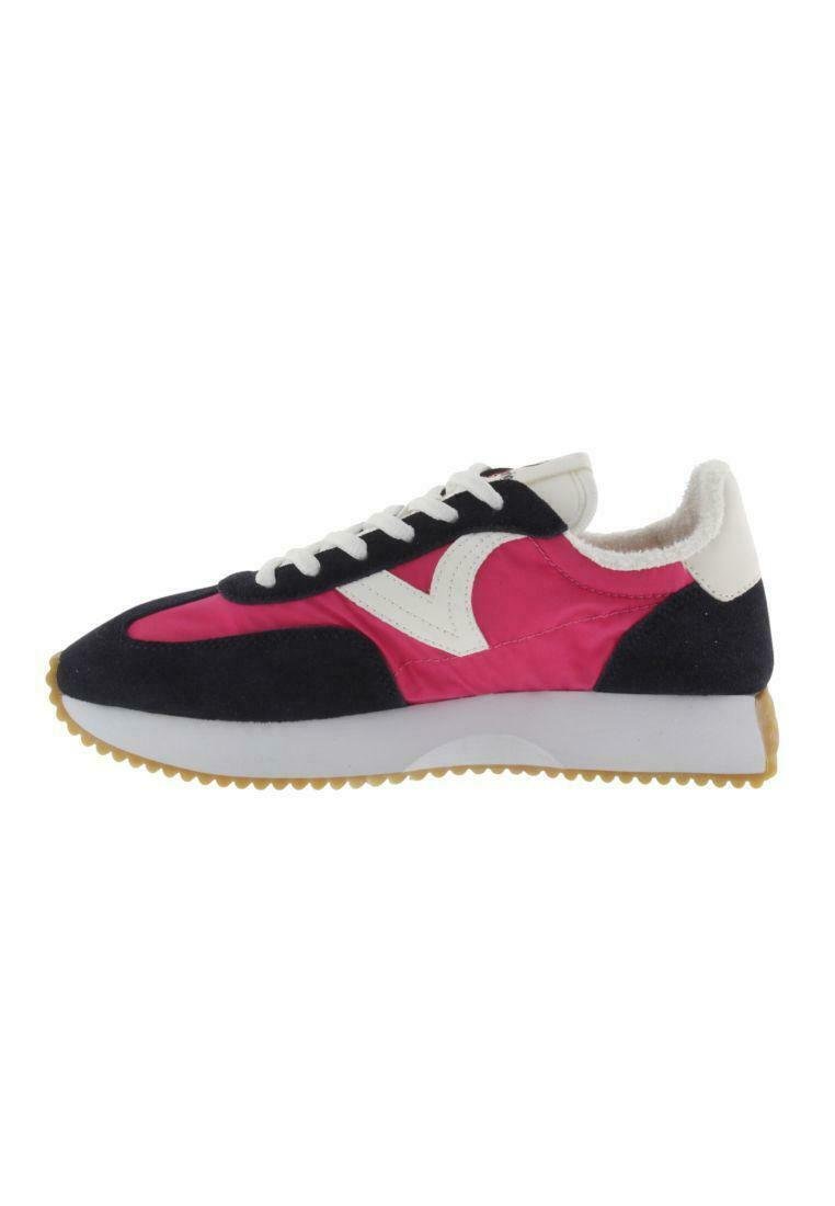 Sport sneakers met een marineblauwe suede bovenkant, felroze nylon accenten, witte veters en een gestructureerde rubberen zool, met een klassiek ontwerp.