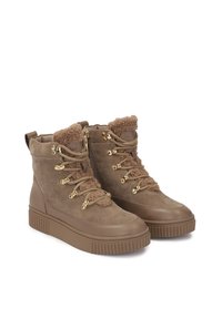 Botine din suede maro la glezna, cu căptușeală din blană falsă, elemente din metal auriu și o talpă texturată; dispun de un fermoar lateral și un guler căptușit.