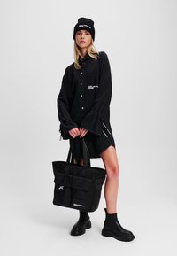 Karl Lagerfeld Jeans TIED-SLEEVE DENIM - Denimové šaty - washed black