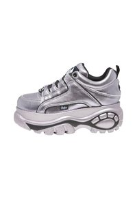 Metallisch zilveren platform sneakers met een afgeronde vorm, zwarte accenten, dikke zool en veters, met een textuur bovenkant en logo-details.
