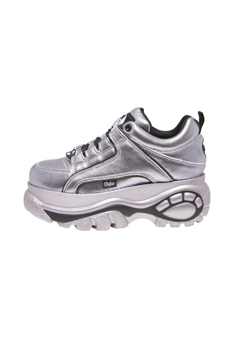 Metallisch zilveren platform sneakers met een afgeronde vorm, zwarte accenten, dikke zool en veters, met een textuur bovenkant en logo-details.