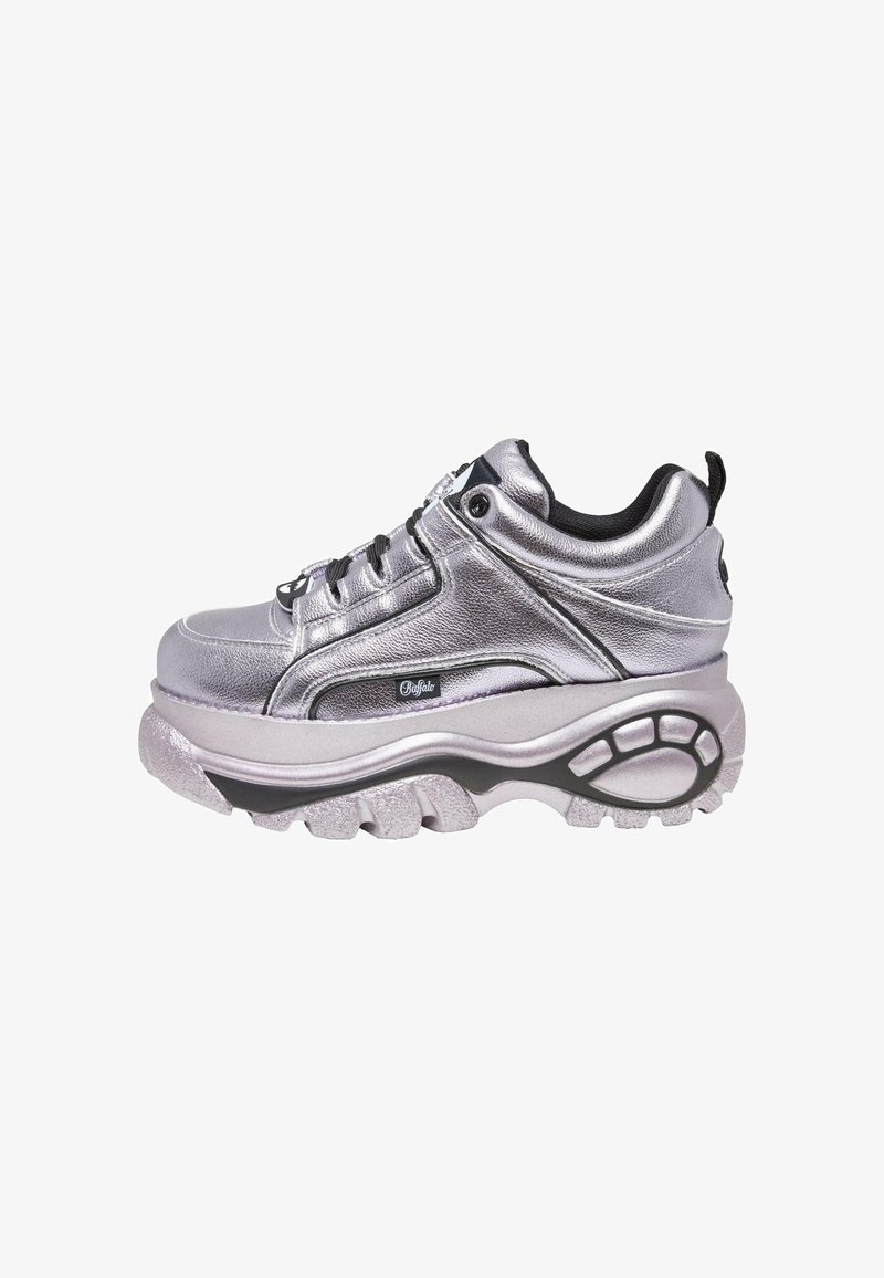 Metallisch zilveren platform sneakers met een afgeronde vorm, zwarte accenten, dikke zool en veters, met een textuur bovenkant en logo-details.