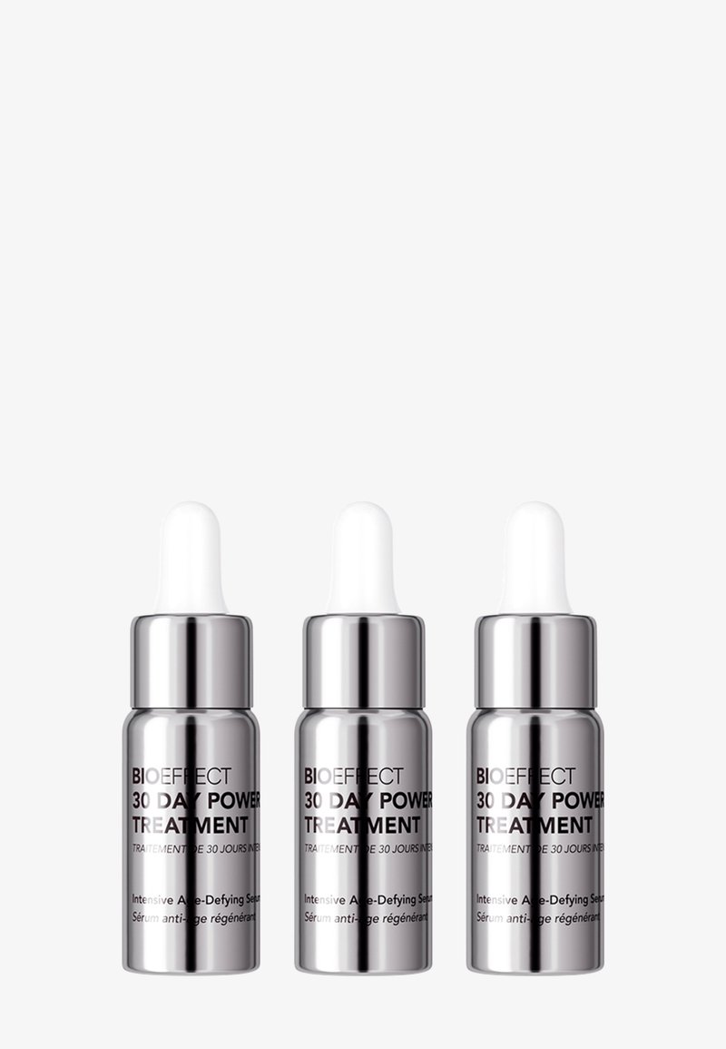 Drie zilveren druppelflesjes met het label "BIOEFFECT 30 Day Power Treatment," een intensief verouderingsbestendig serum, afgebeeld tegen een witte achtergrond.