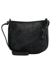 Bolso bandolera de cuero negro con patrón de flores en relieve, forma redondeada, correa ajustable y detalles de metal.