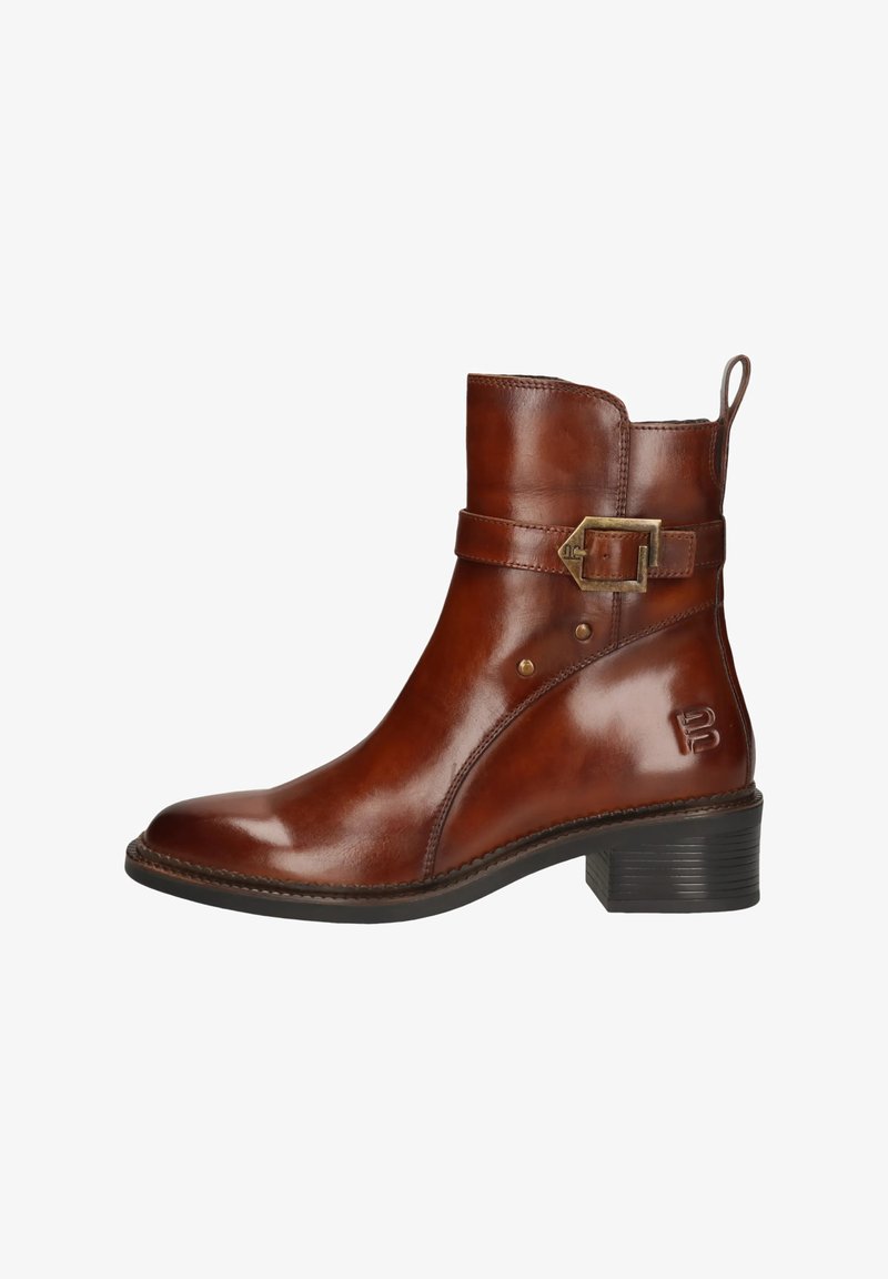 Braune Leder-Ankle-Boots mit niedrigem Blockabsatz, dekorativem Riemen und Messing-Schnalle, seitlicher Zuglasche und geprägtem Logo in der Nähe des Absatzes.