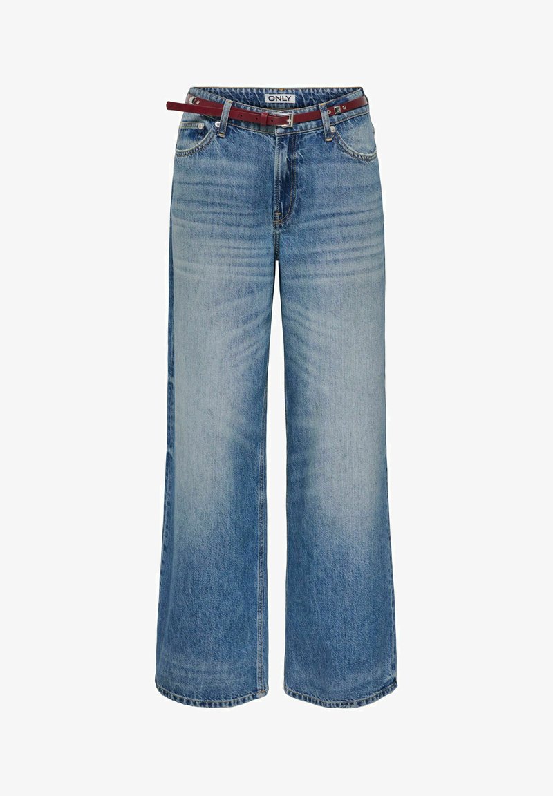 Vaqueros de mezclilla azul de pierna ancha con detalles desgastados y un cinturón fino de cuero rojo que atraviesa la cintura.