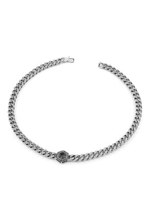 Collier chaîne en argent avec des maillons épais et une pierre précieuse noire hexagonale en pendentif, présenté sur fond blanc.