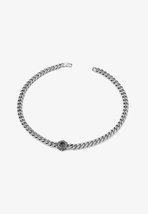 Collier chaîne en argent avec des maillons épais et une pierre précieuse noire hexagonale en pendentif, présenté sur fond blanc.