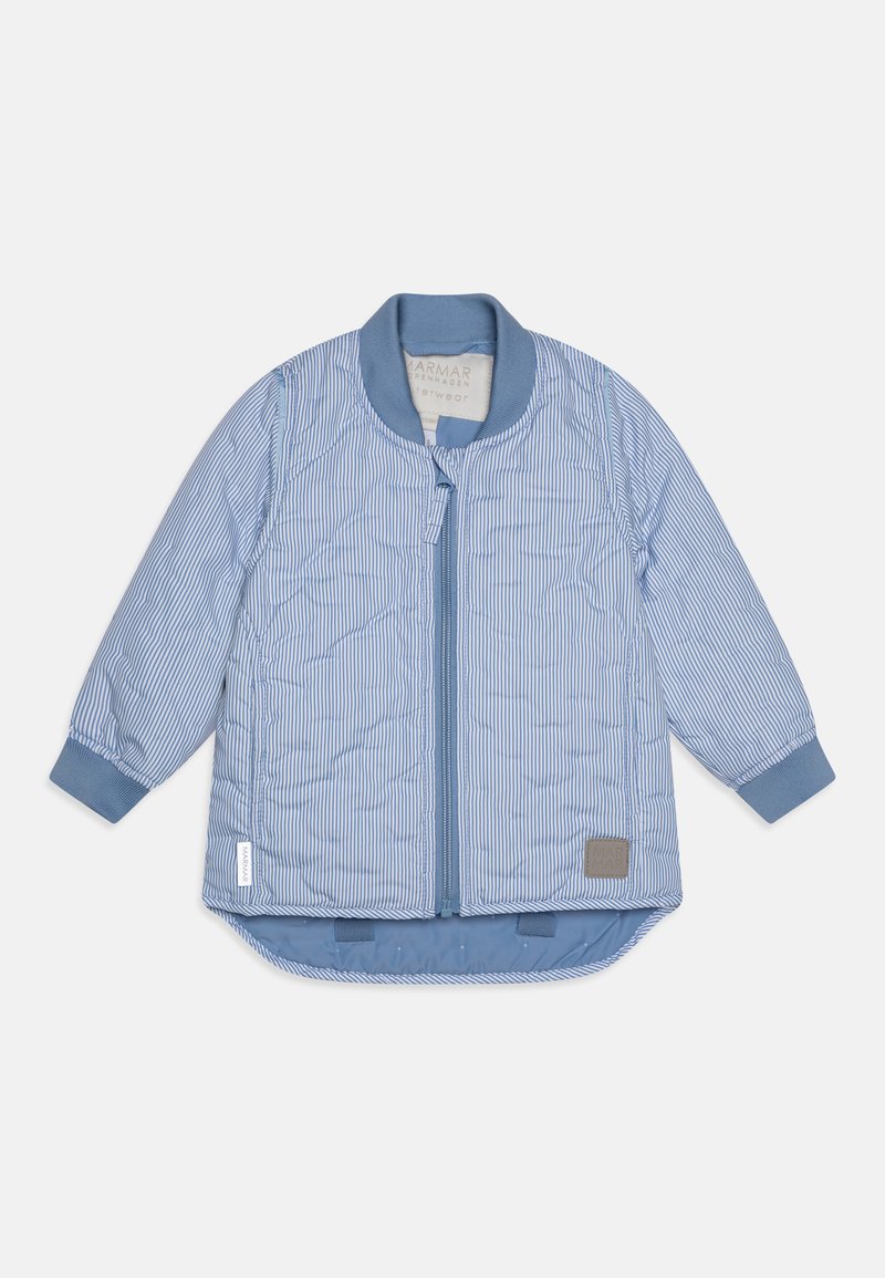 Pūkinių quilted bomber'io striukė šviesiai mėlynos ir tamsiai mėlynos juostomis, su įmautėmis ir apykakle, pilnu užtrauktuku priekyje, ir mažuoju logotipo ženklu apačioje.