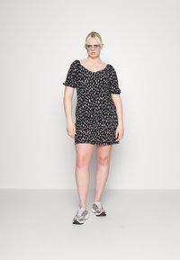 Vero Moda Curve VMGELINA PUFF DRESS - Vestido de malha - black smila