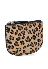 Leopardprint møntpung med blød pelsstruktur, sort lynlås og rund form; har en lys brun bund med mørkebrune og sorte pletter.