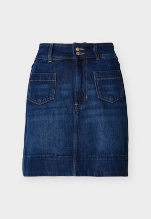 Jupe en denim bleu foncé avec poches avant, fermeture à double bouton, passants pour ceinture et coutures visibles, posée à plat sur un fond blanc.