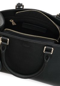 Melnas ādas rokassoma ar divām rokturām, zelta rāvējslēdzēju aizdari un plašu iekšpusi, kurā ir rāvējslēdzēja kabata.