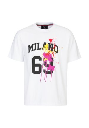 Witte katoenen t-shirt met zwarte tekst "MILANO 60" en kleurrijke verfspatten in roze, geel en rood. Korte mouwen, ronde hals.