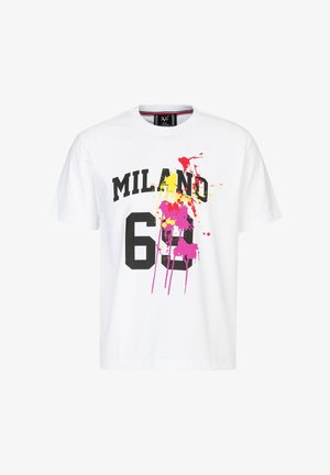 Witte katoenen t-shirt met zwarte tekst "MILANO 60" en kleurrijke verfspatten in roze, geel en rood. Korte mouwen, ronde hals.