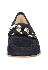 Granatowe zamszowe mokasyny wsuwane z zaokrąglonym noskiem, zdobione grubym złotym łańcuchem na wierzchu i gładką jasnobrązową podeszwą.