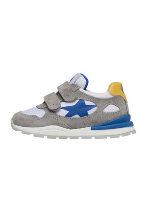 Sneaker en suède gris et maille avec un détail étoile bleue, accents blancs, deux bandes Velcro et un onglet de talon jaune sur une semelle en caoutchouc blanche.