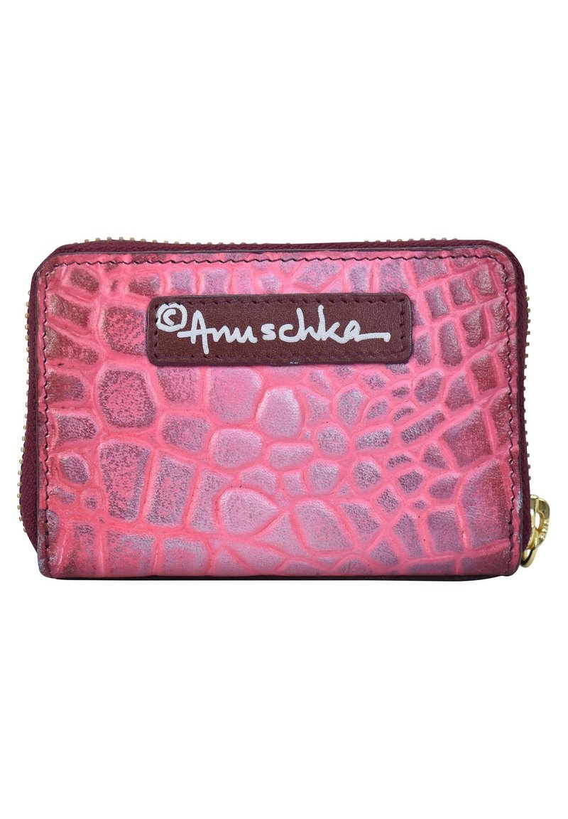 Gevoerde roze leren portemonnee met een krokodillenpatroon, voorzien van een bruine label met witte tekst en gouden ritsbeslag.