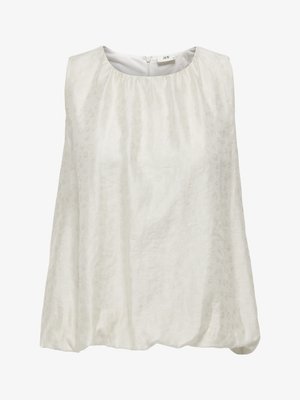 Bela brezrokavnik s subtilnim teksturiranim vzorcem, ki ima okrogel izrez in zbrano pasovo obleko za sproščen kroj.