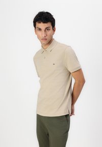 Tommy Hilfiger Polo - sandalwood