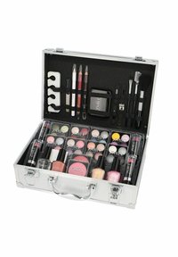 Sölvfärgad kosmetikafodral med flera fack, innehållande olika sminkprodukter inklusive läppstift, ögonskuggor och borstar som är ordnade på ett snyggt sätt.