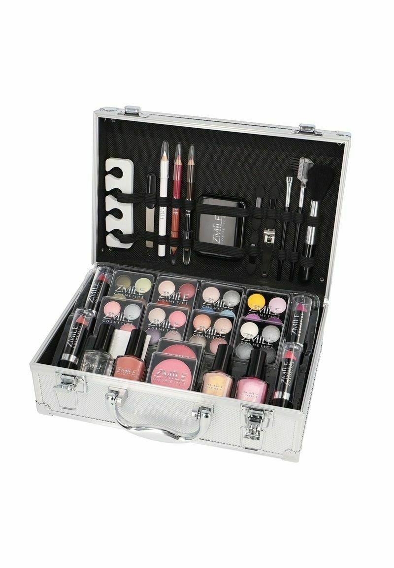 Sölvfärgad kosmetikafodral med flera fack, innehållande olika sminkprodukter inklusive läppstift, ögonskuggor och borstar som är ordnade på ett snyggt sätt.