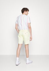 Tommy Hilfiger BROOKLYN - Calções - lemon twist