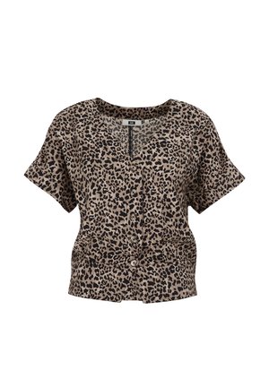 Beżowa i czarna bluzka z krótkim rękawem w panterkę, z dekoltem w kształcie litery V i zapięciem na guziki, o luźnym kroju i teksturowanym materiale.
